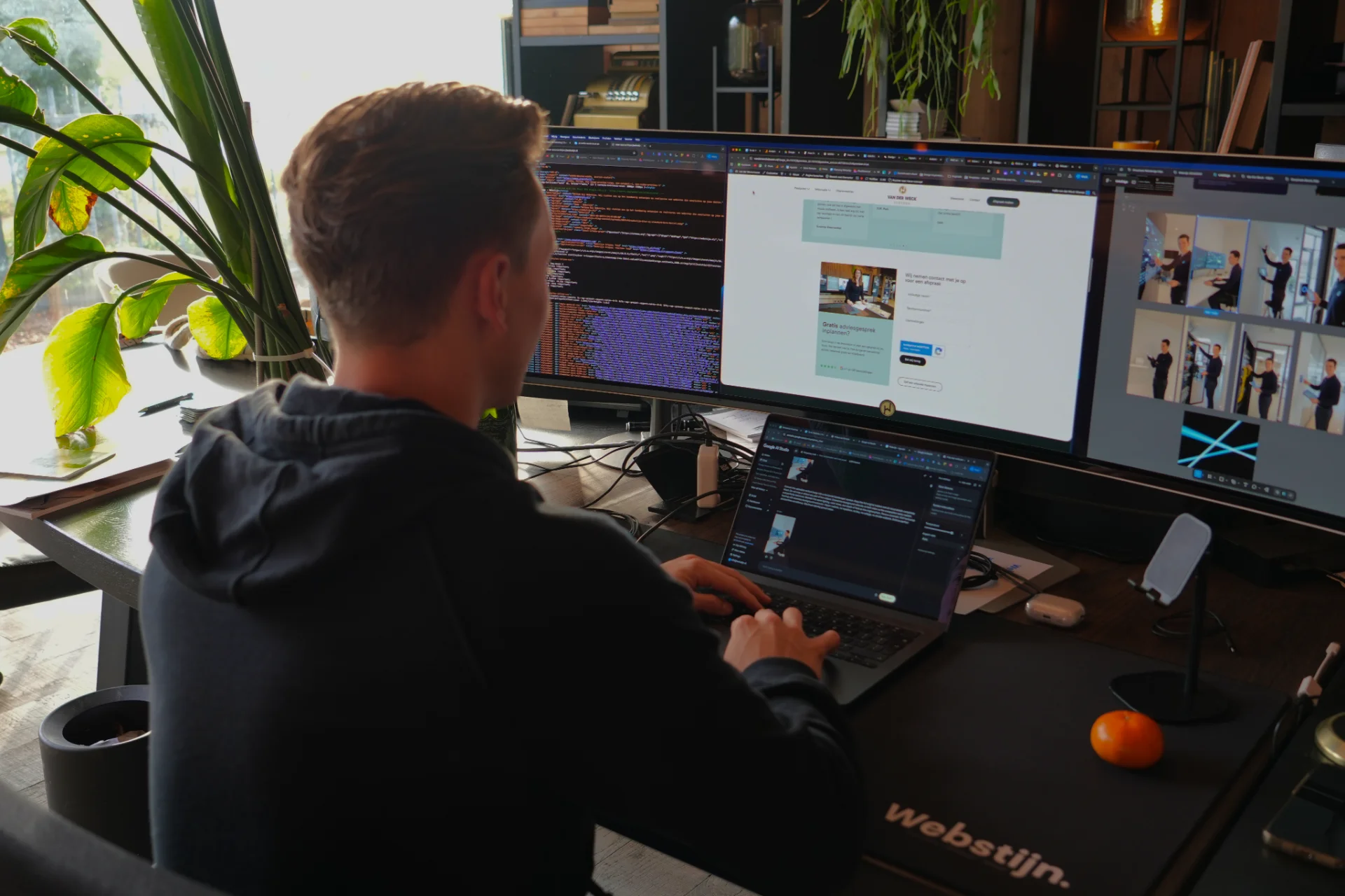 Stijn op zijn laptop